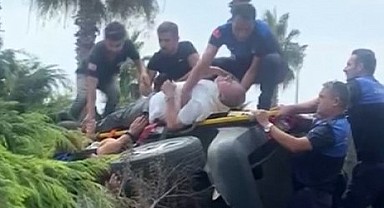 Hafif ticari aracın çarptığı ağaç üstüne devrildi: 1 yaralı