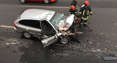 Hurdaya dönen otomobilde sıkışıp yaralandı!