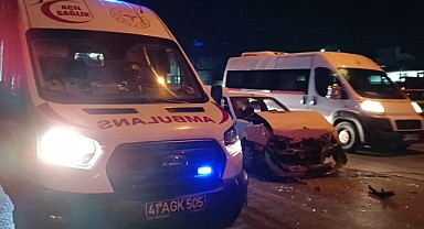 Kırmızı ışıkta duran panelvana otomobil çarptı: 1 yaralı!