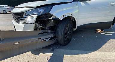 Kontrolden çıkan otomobil bariyere çarptı, sürücü yaralandı!
