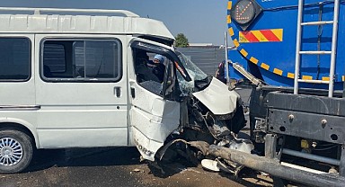 Minibüs su tankerine çarptı: Sıkışan sürücü böyle kurtarıldı!