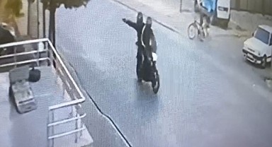 Motosikletli saldırganlar otomobilleri kurşunladı!