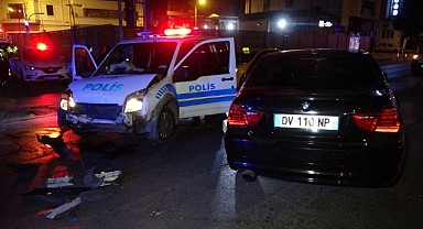 Polis aracı ile otomobil çarpıştı: 1’i polis 2 yaralı!