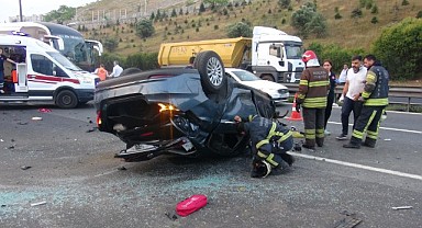 Takla atıp hurdaya dönen araçta yaralandılar!