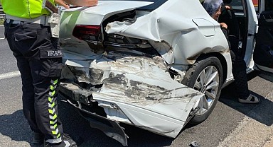 TEM’de tırın çarptığı otomobildeki 2 kişi yaralandı!