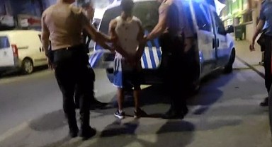 Yön levhasına tekme attı, polis otosundan dışarıya fırladı!