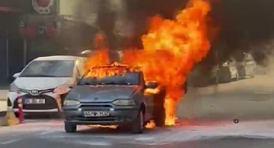 Alev topuna dönen otomobilden son anda kurtuldu!