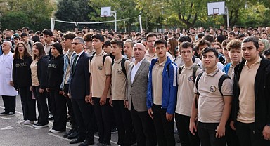 Başkan Bıyık, öğrencilerle bayrak törenine katıldı!