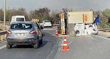 Beyaz eşya taşıyan tır, TEM bağlantı yolunda devrildi!