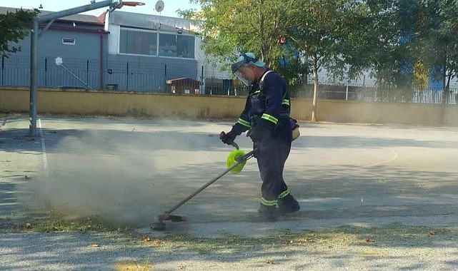 Derince'de okul bahçelerinde temizlik seferberliği!