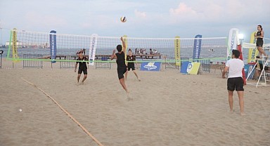 Derince'de plaj voleybolu heyecanı!