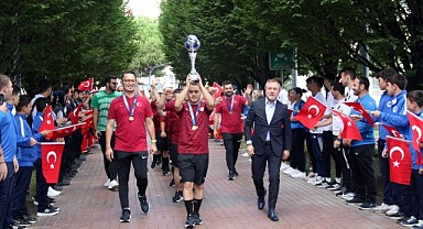 Down Sendromlu milli sporcularımız kupayla Kocaeli'ye geldi!
