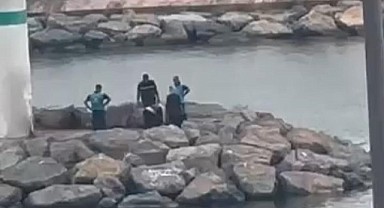 Genç kadın kayalıklardan kayıp düştü