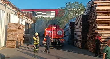 Kereste fabrikasının yanında çıkan yangın korkuttu