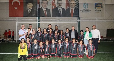 Kızlar kozlarını sahada paylaştı!