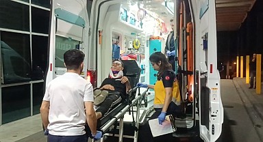 Kontrolünü kaybeden motokurye yola savrularak yaralandı!