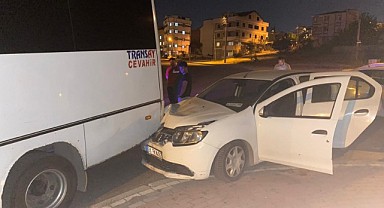 Navigasyona bakıyordu, servis minibüsü ile çarpıştı: 1 yaralı