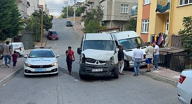 Servis minibüslerinin çarpıştığı kazada 4 kişi yaralandı!