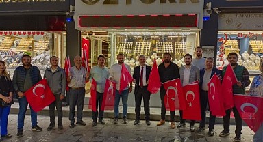 AK Gebze, 22 mahalleye 10 bin bayrak dağıttı