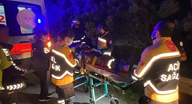 Bariyerlere çarptı, hurdaya döndü! 3 kişi yaralandı