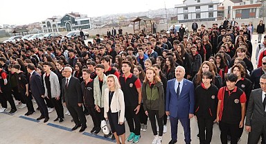 Bayrak töreninde öğrencileri yalnız bırakmadılar!