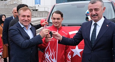 Büyükakın'dan özel sporculara çok özel hediye