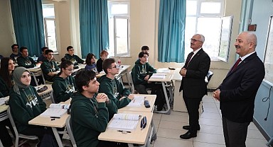 Büyükgöz Bayrak töreninde liselilerle bir araya geldi