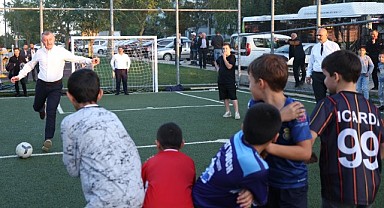 Çocukları kırmadı, onlarla futbol oynadı!