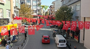 Darıca'nın dört bir yanı bayrakla süsleniyor