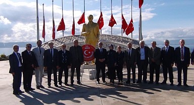 Darıcalı muhtarlardan Atatürk anıtına çelenk!