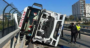 Demir yüklü tır devrildi: 1 yaralı