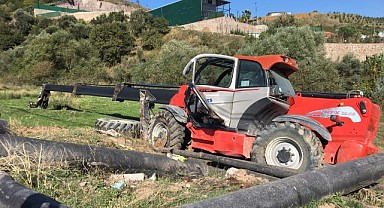 Freni boşalan iş makinesi takla attı!