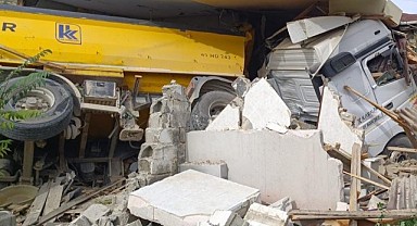 Hafriyat kamyonu eve daldı! 1 kişi yaralandı