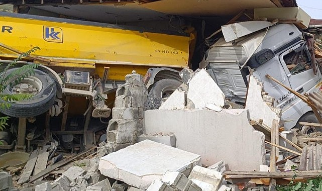 Hafriyat kamyonu eve daldı! 1 kişi yaralandı