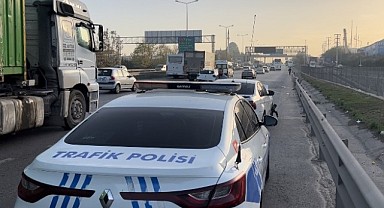 Karşıdan karşıya geçiyordu, aracın altında kaldı