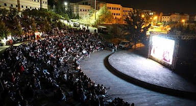 KOÜ’lü öğrencilerin açık havada sinema keyfi!