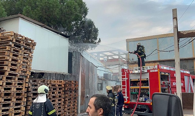 Palet imalathanesinde yangın paniği!