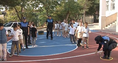 Polislerden minik öğrencilere jest!