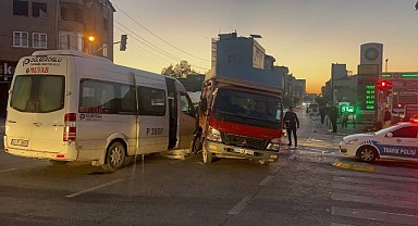 Sebze yüklü kamyon, işçi servisiyle çarpıştı