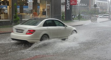 Yağmur sonrası cadde ve sokaklar göle döndü!