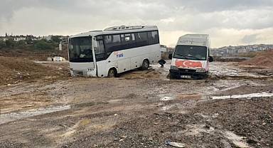 Yağmur yolları çökertti, araçlar çukura düştü!