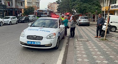Yolun karşısına geçmeye çalışan çocuğa araba çarptı!