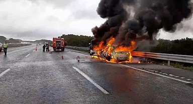 Zincirleme kazada otomobiller alev topuna döndü: 4 yaralı!