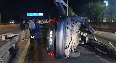 Bariyere çarpan araç devrildi! 2 kişi yaralandı
