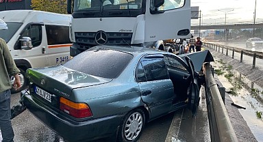 Beton mikserinin çarptığı otomobil kağıt gibi ezildi