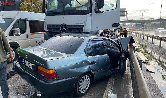 Beton mikserinin çarptığı otomobil kağıt gibi ezildi