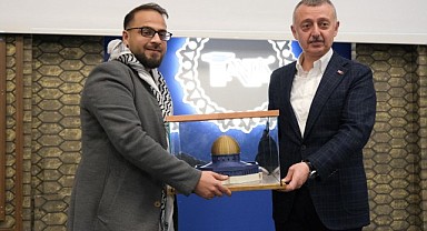 Büyükakın,” Belediyeye gelin, burada bir Tahir amcanız var”