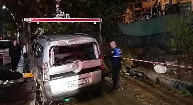 Duvar çöktü! Park halindeki araç duvarın altında kaldı