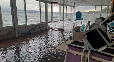 Ev ve iş yerlerini su bastı! Hayat durdu