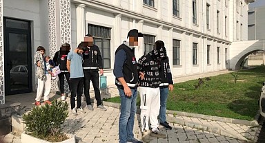 Evden ziynet eşyası çalmışlardı! Adliyeye sevk edildiler